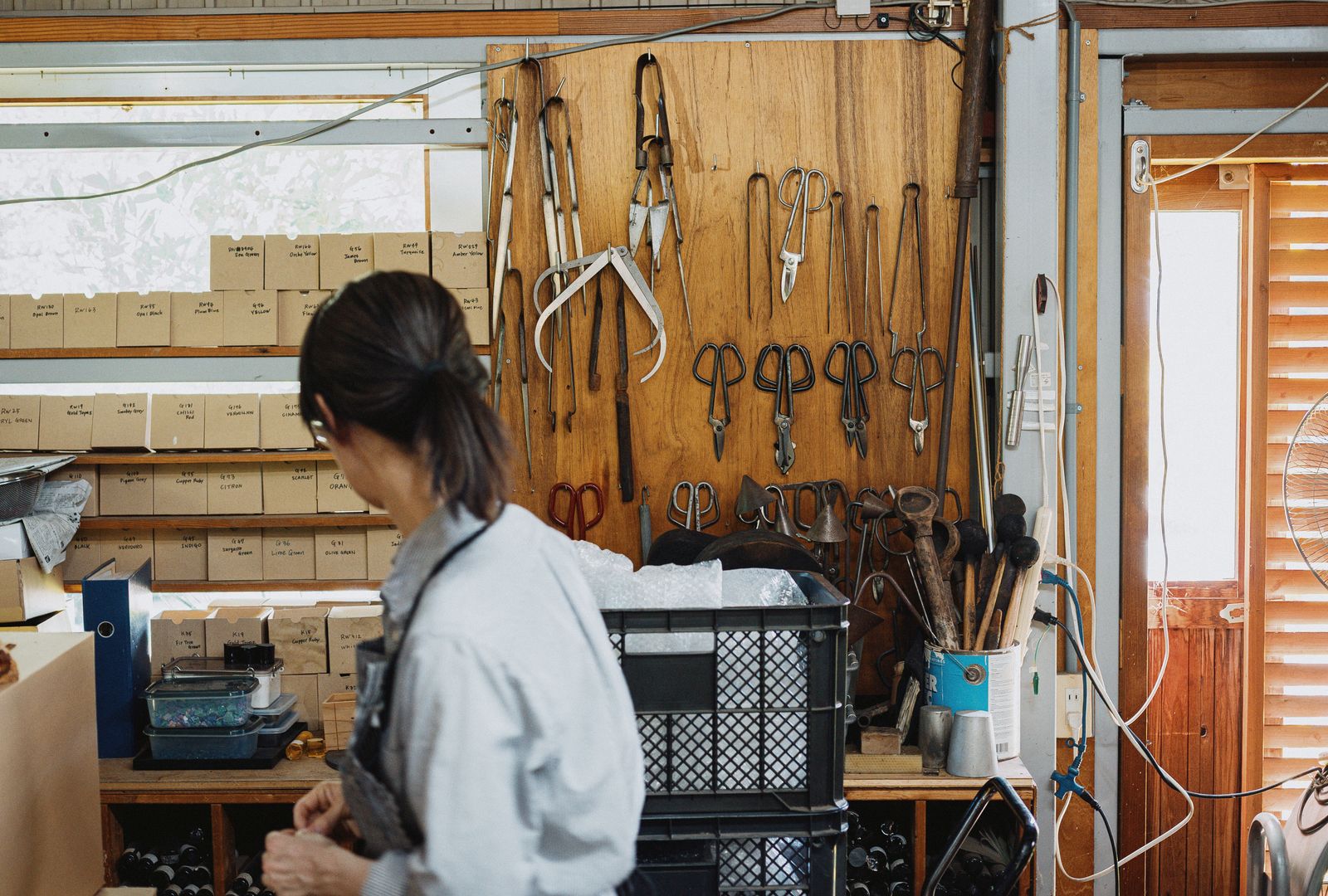日本の工房で働く職人